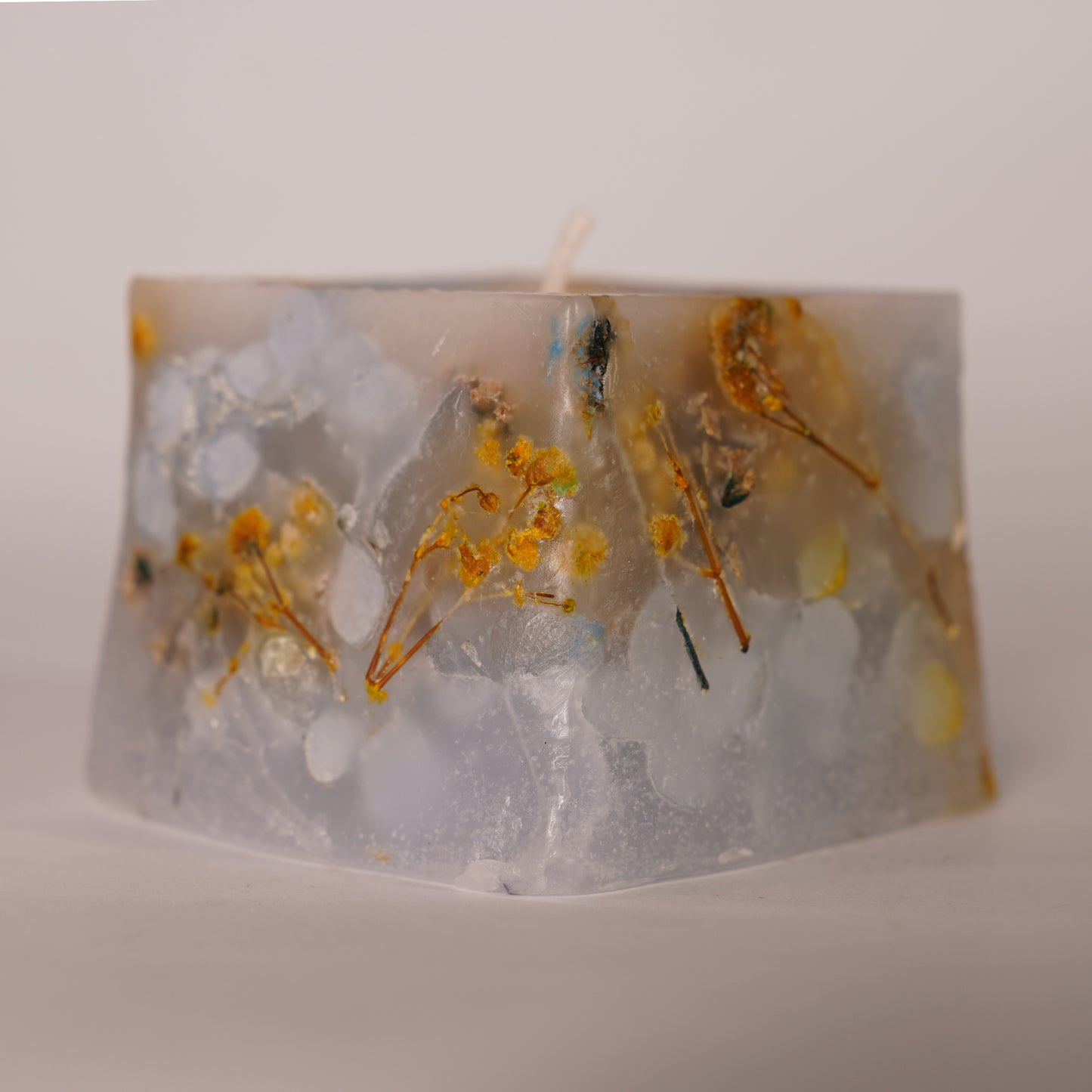 Frozen Meadow Candle – Handmade Decorative Wax with Preserved Flowers