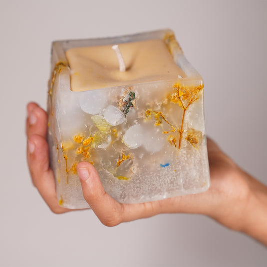 Frozen Meadow Candle – Handmade Decorative Wax with Preserved Flowers