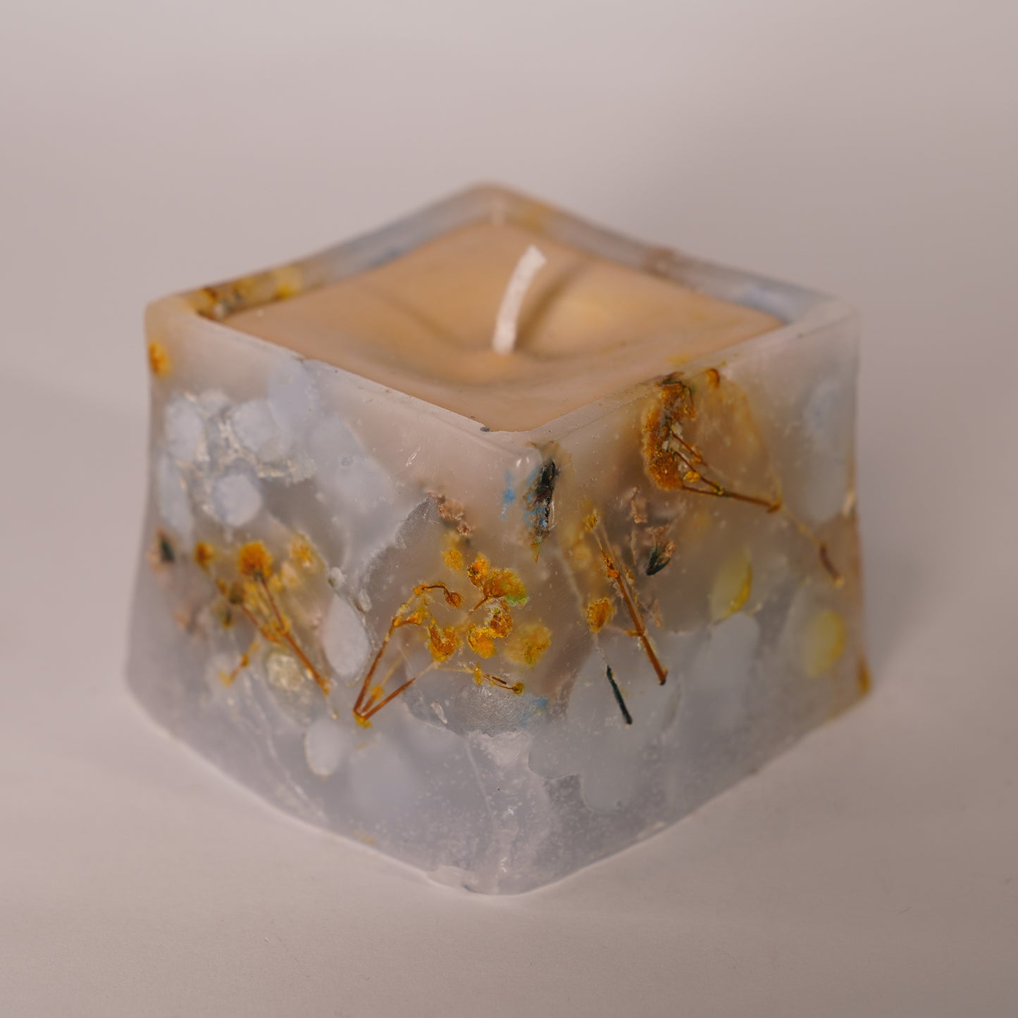 Frozen Meadow Candle – Handmade Decorative Wax with Preserved Flowers