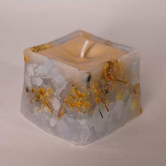 Frozen Meadow Candle – Handmade Decorative Wax with Preserved Flowers