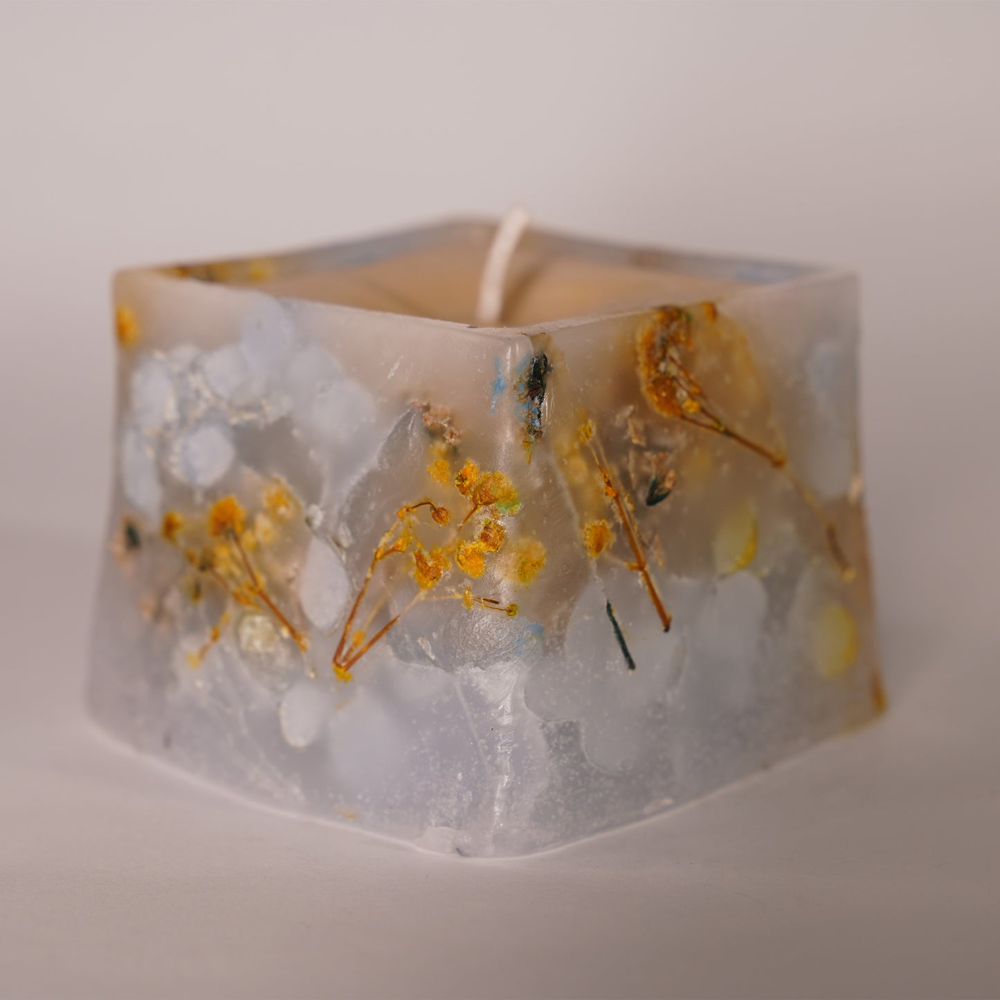 Frozen Meadow Candle – Handmade Decorative Wax with Preserved Flowers